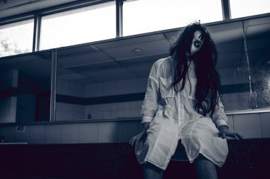 Hayaletten yapılmış Asyalı kadın portresi. Arka plan için korkunç bir korku sahnesi. Cadılar Bayramı festivali kavramı. Hayalet filmleri afişi, evde öfkeli bir ruh.