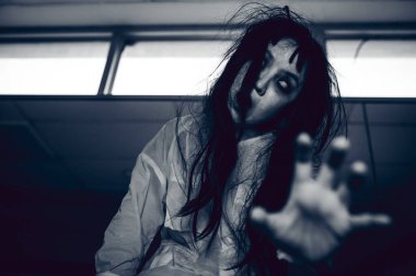 Hayaletten yapılmış Asyalı kadın portresi. Arka plan için korkunç bir korku sahnesi. Cadılar Bayramı festivali kavramı. Hayalet filmleri afişi, evde öfkeli bir ruh.