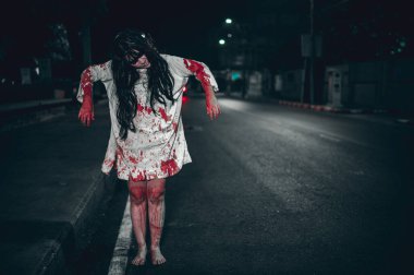 Korkunç kadın konsepti. Şehirdeki yolda bir hayalet var. Şehrin sokaklarında intikamcı bir ruh. Cadılar Bayramı festivali. Makyaj yapan hayalet surat