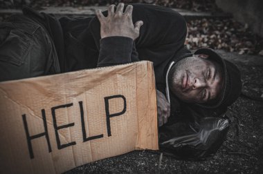 Asyalı adam yan yolda evsiz. Bir yabancı, ailesi olmadığı için yolda tek başına yaşamak zorundadır..