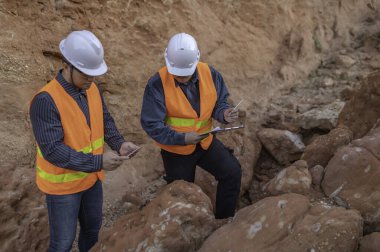 Jeologlar benimkini inceliyor. Kaşifler mineralleri aramak için toprak örnekleri topluyor..