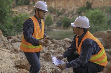Jeologlar benimkini inceliyor. Kaşifler mineralleri aramak için toprak örnekleri topluyor..
