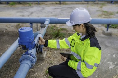 Çevre mühendisi atık su arıtma tesisinde çalışıyor. Su ikmal mühendisliği, su geri dönüşüm tesisinde tekrar kullanılmak üzere çalışıyor. Kriterler dahilinde olması için sudaki klor miktarını kontrol et..
