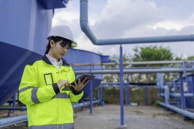Çevre mühendisi atık su arıtma tesisinde çalışıyor. Su ikmal mühendisliği, su geri dönüşüm tesisinde tekrar kullanılmak üzere çalışıyor. Kriterler dahilinde olması için sudaki klor miktarını kontrol et..