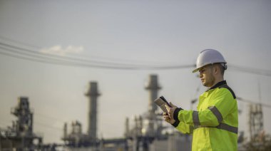 Petrol ve gaz rafinerisi fabrikasında çalışan Asyalı petrokimya mühendisi. İnsan işçisi mühendis elektrik santrali enerji endüstrisinde çalışıyor.