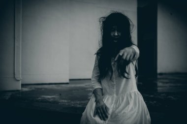 Asyalı kadın portresi kanla kaplanmış hayalet yüzü. Korku sahnesi. Ürkütücü bir geçmiş. Cadılar Bayramı posteri. Taylandlılar.