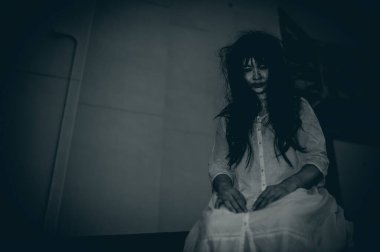 Asyalı kadın portresi kanla kaplanmış hayalet yüzü. Korku sahnesi. Ürkütücü bir geçmiş. Cadılar Bayramı posteri. Taylandlılar.