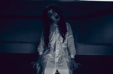 Hayaletten yapılmış Asyalı kadın portresi. Arka plan için korkunç bir korku sahnesi. Cadılar Bayramı festivali kavramı. Hayalet filmleri afişi, evde öfkeli bir ruh.