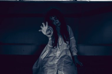 Hayaletten yapılmış Asyalı kadın portresi. Arka plan için korkunç bir korku sahnesi. Cadılar Bayramı festivali kavramı. Hayalet filmleri afişi, evde öfkeli bir ruh.