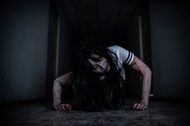 Hayaletten yapılmış Asyalı kadın portresi. Arka plan için korkunç bir korku sahnesi. Cadılar Bayramı festivali kavramı. Hayalet filmleri afişi, evde öfkeli bir ruh.