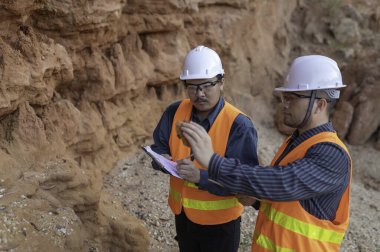 Jeologlar benimkini inceliyor. Kaşifler mineralleri aramak için toprak örnekleri topluyor..