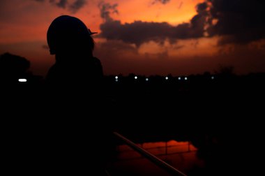 Çevre mühendisi atık su arıtma tesislerinde çalışıyor. Su geri dönüşüm tesisinde tekrar kullanılmak üzere çalışan su tedarik mühendisliği