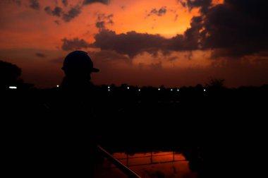 Çevre mühendisi atık su arıtma tesislerinde çalışıyor. Su geri dönüşüm tesisinde tekrar kullanılmak üzere çalışan su tedarik mühendisliği