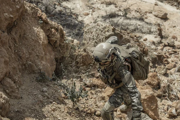 Özel kuvvetlerin çöldeki savaşlardaki askeri. Taylandlılar. Asker.