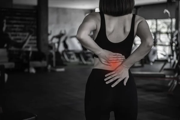 Asiatische Schlanke Frau Spielen Fitness Fitnessstudio Sie Hat Schmerzen Durch — Stockfoto