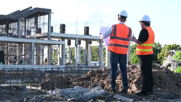 Deux Ingénieurs Asiatiques Travaillant Sur Site Grand Projet Construction Les — Video