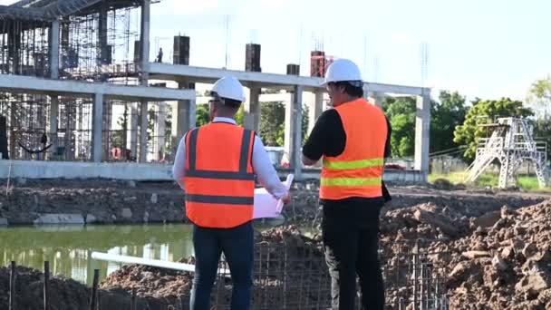Deux Ingénieurs Asiatiques Travaillant Sur Site Grand Projet Construction Les — Video