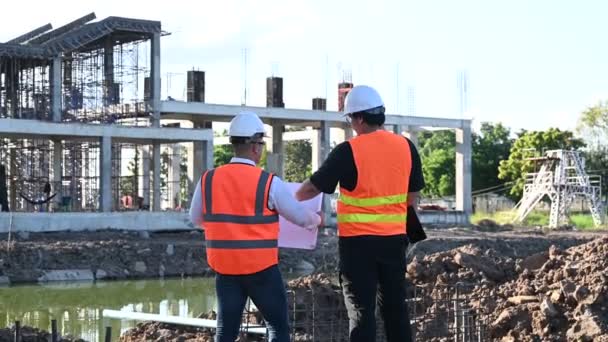 Два Азіатських Інженери Працюють Місці Великого Будівельного Проекту Таїландці Робота — стокове відео