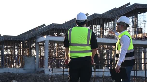 Dva Asijští Inženýři Pracující Místě Velkého Stavebního Projektu Thajci Práce — Stock video