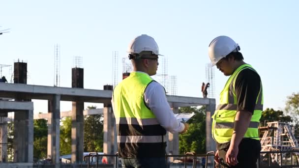 Dva Asijští Inženýři Pracující Místě Velkého Stavebního Projektu Thajci Práce — Stock video