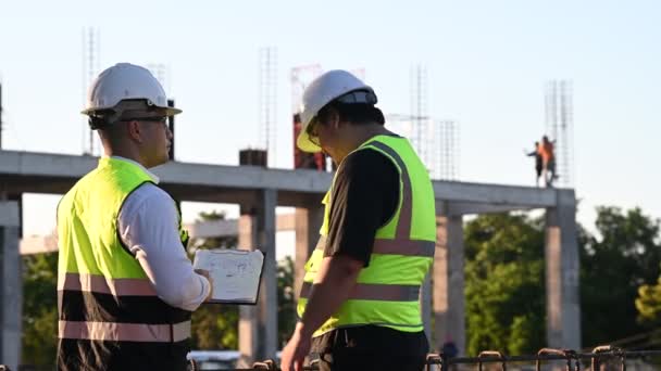 Két Ázsiai Mérnök Dolgozik Egy Nagy Építkezésen Thaiföldön Túlóra Építkezésen — Stock videók