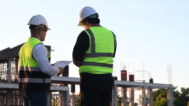 Dos Ingenieros Asiáticos Trabajando Sitio Gran Proyecto Construcción Tailandia Gente — Vídeo de stock