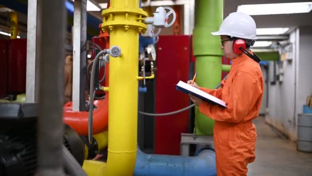 Wartungstechniker Einem Heizwerk Petrochemische Arbeiter Beaufsichtigen Den Betrieb Von Gas — Stockvideo