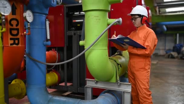 Técnico Mantenimiento Una Planta Calefacción Trabajador Petroquímico Supervisa Operación Gasoductos — Vídeos de Stock