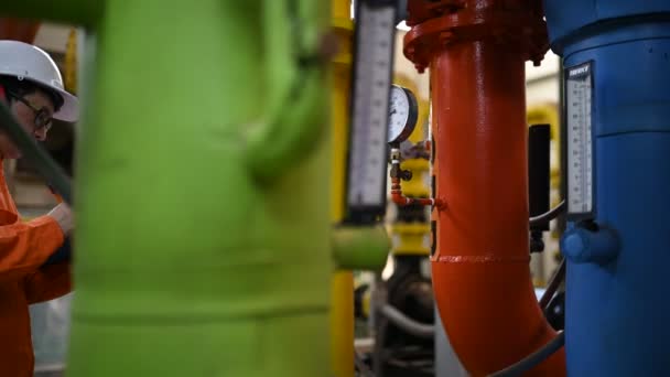 Technicien Entretien Dans Une Installation Chauffage Travailleur Pétrochimique Supervise Fonctionnement — Video