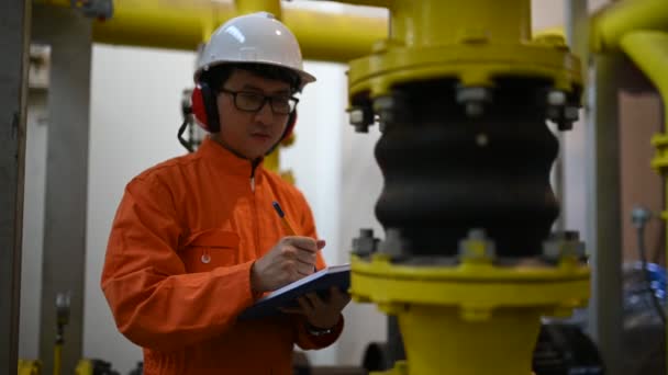 Konserwator Ciepłowni Pracownik Petrochemiczny Nadzoruje Pracę Gazociągów Rurociągów Naftowych Fabryce — Wideo stockowe