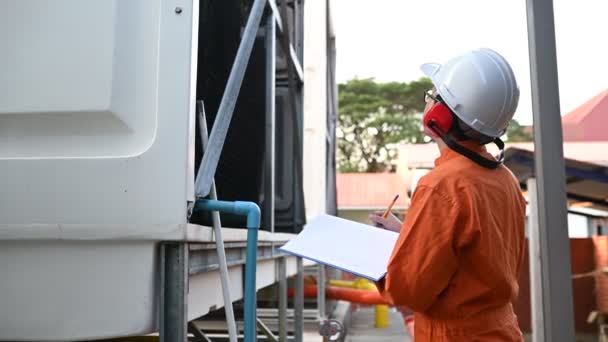 Técnico Mantenimiento Una Planta Calefacción Trabajador Petroquímico Supervisa Operación Gasoductos — Vídeos de Stock