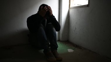 Asyalı bir uyuşturucu bağımlısı ıssız bir yerde odanın köşesinde oturuyor. Keş kendini bu dünyada yalnız hissediyor..