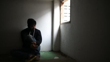 Asyalı bir uyuşturucu bağımlısı ıssız bir yerde odanın köşesinde oturuyor. Keş kendini bu dünyada yalnız hissediyor..
