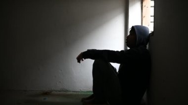 Asyalı bir uyuşturucu bağımlısı ıssız bir yerde odanın köşesinde oturuyor. Keş kendini bu dünyada yalnız hissediyor..