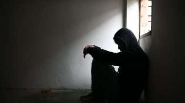 Asyalı bir uyuşturucu bağımlısı ıssız bir yerde odanın köşesinde oturuyor. Keş kendini bu dünyada yalnız hissediyor..