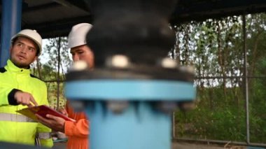 Mühendisler planı tartışıyor ve fabrikada çalışıyorlar.