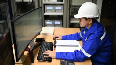 Kontrol odasında çalışan mühendis, yönetici kontrol sistemi, birçok monitörden teknisyen izleme programı.