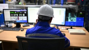 Kontrol odasında çalışan mühendis, yönetici kontrol sistemi, birçok monitörden teknisyen izleme programı.