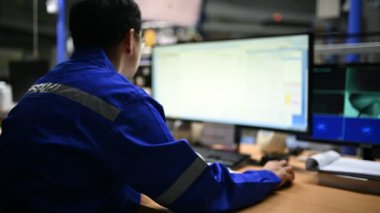 Kontrol odasında çalışan mühendis, yönetici kontrol sistemi, birçok monitörden teknisyen izleme programı.