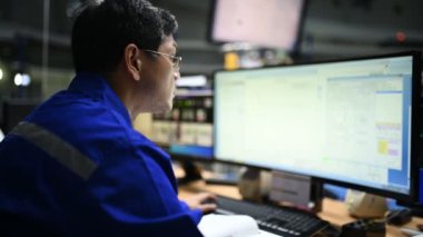 Kontrol odasında çalışan mühendis, yönetici kontrol sistemi, birçok monitörden teknisyen izleme programı.