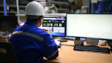Kontrol odasında çalışan mühendis, yönetici kontrol sistemi, birçok monitörden teknisyen izleme programı.