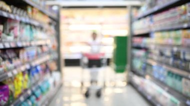 Küçük Asyalı kız süpermarkette alışveriş yapıyor, geçmişi bulanık.