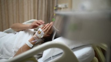 Hastanede yatarken acı çeken bir kadın.