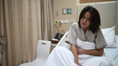 Hastanede yatağında acı çeken bir kadın.