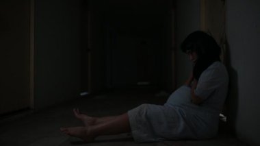 Korkunç hamile kadın zombi korkunç hastanede poz veriyor, kabus gibi bir fikir.