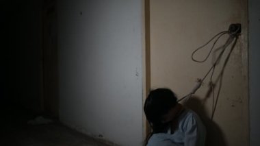 Korkunç hamile kadın zombi korkunç hastanede poz veriyor, kabus gibi bir fikir.