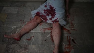 Korkunç hamile kadın zombi korkunç hastanede poz veriyor, kabus gibi bir fikir.