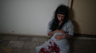 Korkunç hamile kadın zombi korkunç hastanede poz veriyor, kabus gibi bir fikir.
