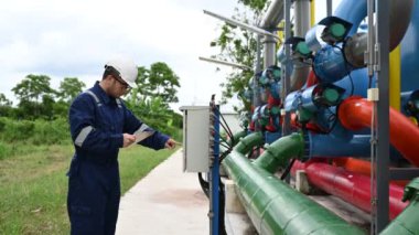Petrol pompası ve petrol ve gaz üretimi için ekipman ile çalışan mühendis