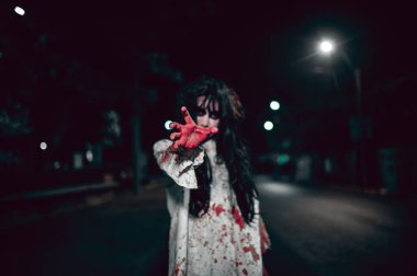 Korku kadın konsepti, şehirde yollarda hayalet, şehrin sokaklarında intikamcı bir ruh, cadılar bayramı festivali, hayalet yüzü.